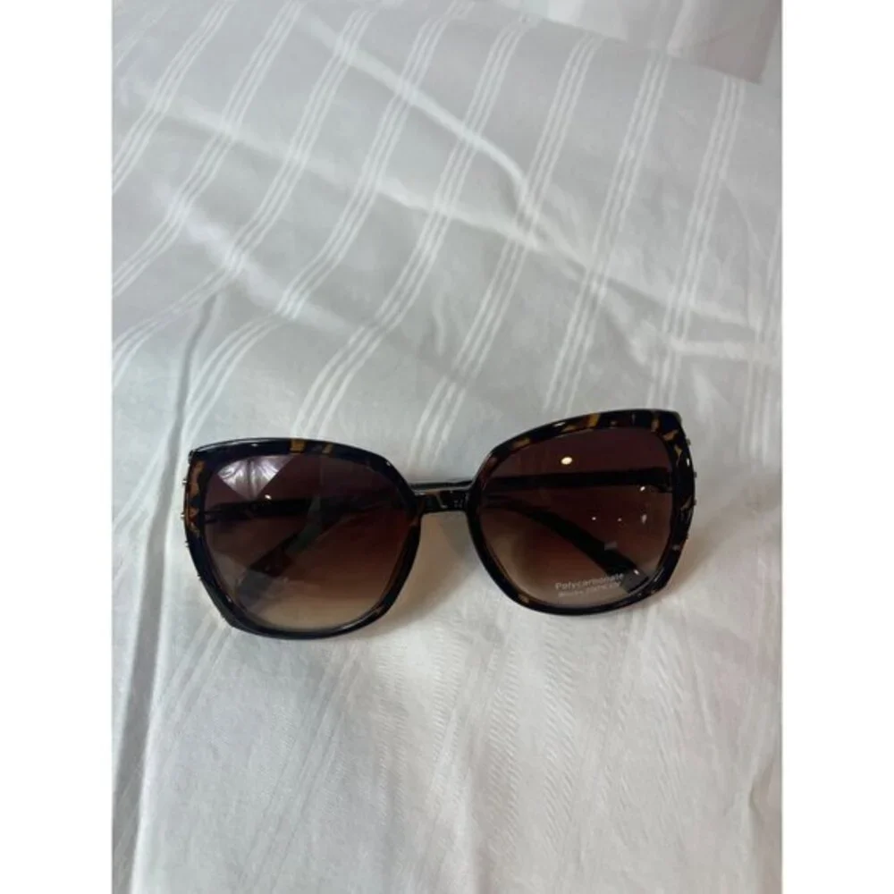 Cross My Way Round Frame Rhinestone Temple Sunglasses Tortoise‎